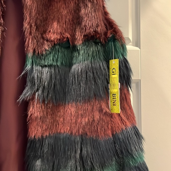 Faux fur Gianni Bini vest. Navy, burgundy and dark green. New with tags. Small - Picture 4 of 5